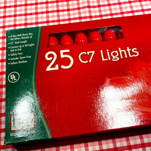 String of 25 red lights on green wire New in box. Never used. - Picture 1 of 9